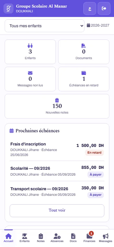 Accueil de l'espace famille sur téléphone : sélecteur « Tous mes enfants », trois enfants, documents, messages non lus, une échéance en retard, nouvelles notes, et la liste des prochaines échéances (données fictives)