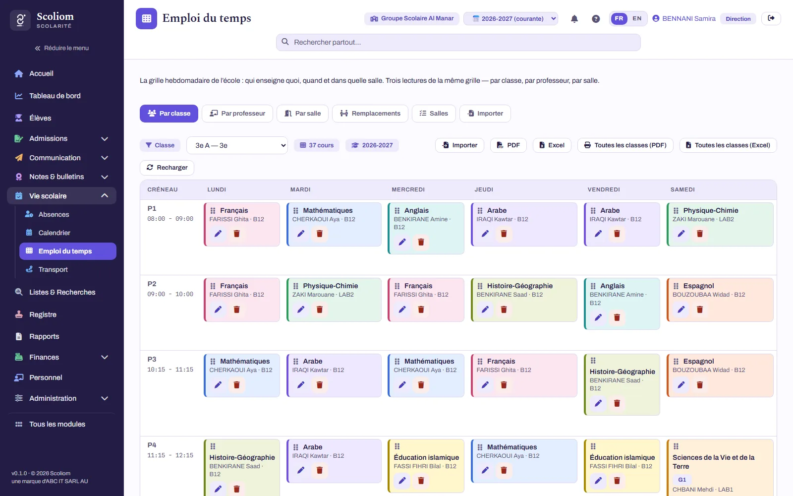 Emploi du temps d'une classe dans Scoliom&nbsp;: la semaine créneau par créneau, une couleur par matière, avec l'enseignant et la salle de chaque cours (données fictives)