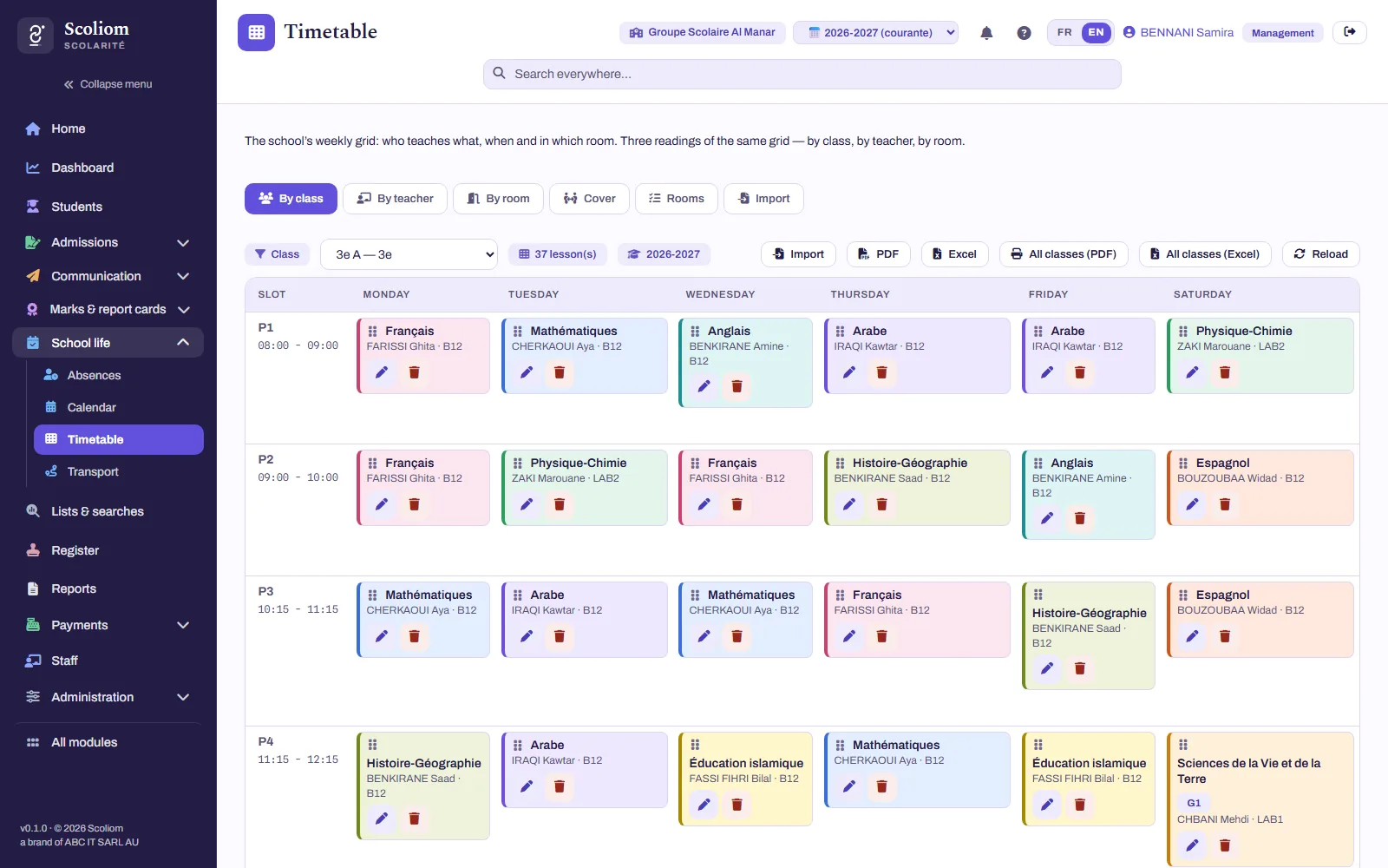 A class timetable in Scoliom: the week slot by slot, colour-coded by subject, with the teacher and room for each lesson (fictional data)